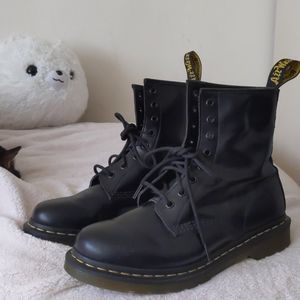 Dr. Martens smooth leather lace up